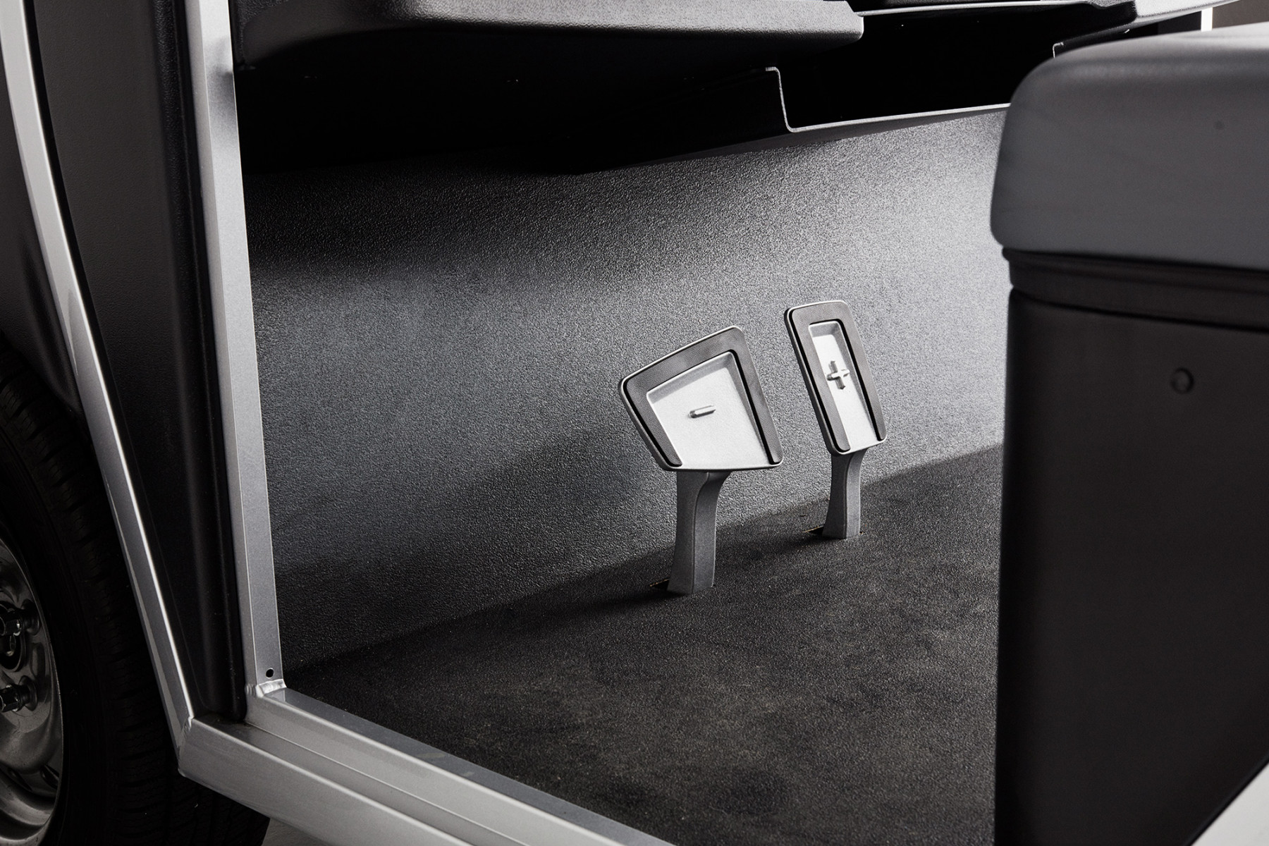 Garia Utility Features auto pedals